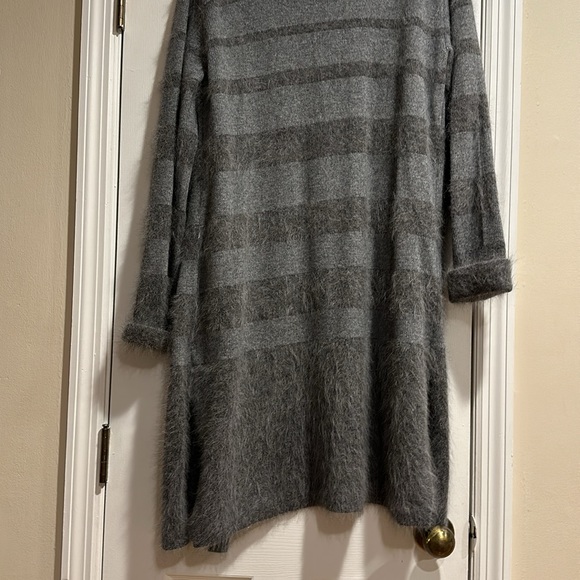 Beautiful 100% cardigan sweater with front pockets and side slits. - Picture 4 of 8